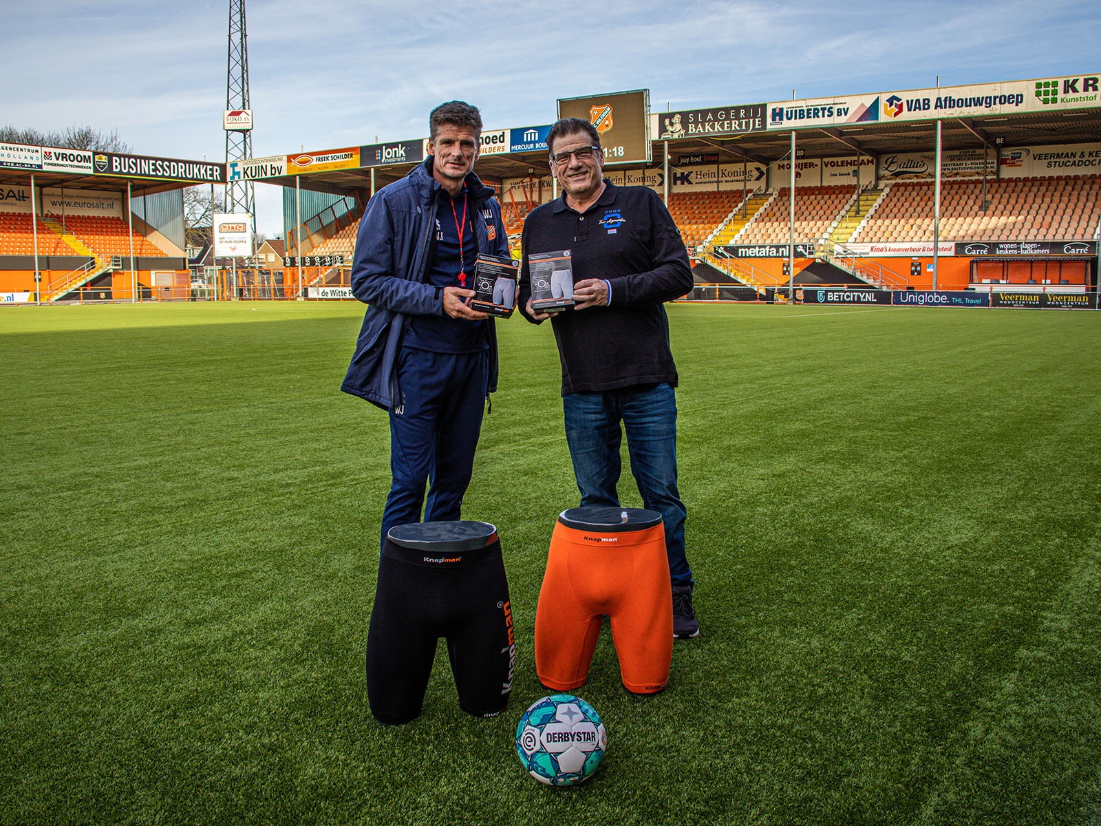Knapman eigenaar Max Kramer met FC Volendam trainer Wim Jonk
